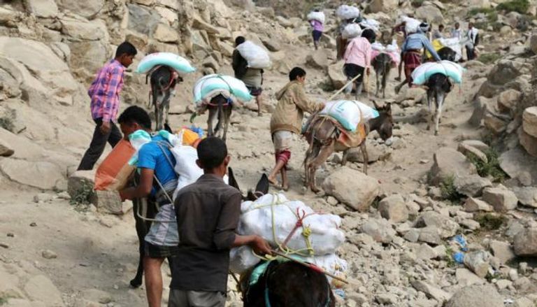 يمنيون ينقلون واد غذائية على ظهر الدواب لتفادي حقول ألغام الحوثي