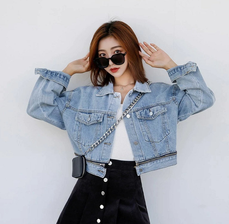 الجاكت الجينز يتناغم مع سروال جينز