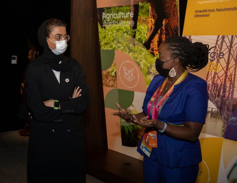 نورة الكعبي أثناء زيارتها لجناح الجابون في إكسبو 2020 دبي