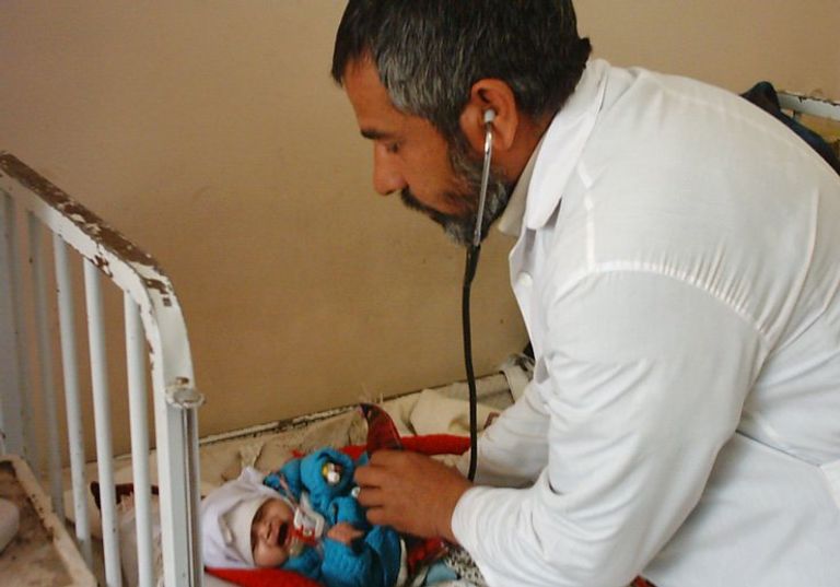 طفل يتلقى العلاج في مستشفى بأفغانستان- أرشيفية