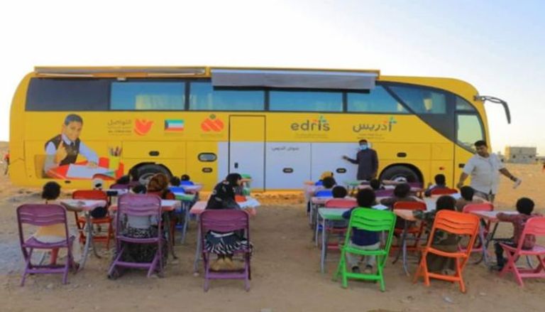 المدرسة المتنقلة لتعليم أطفال اليمن في مخيمات النازحين