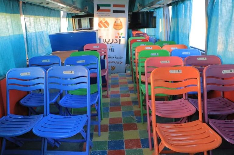 المدرسة المتنقلة لتعليم أطفال اليمن في مخيمات النازحين