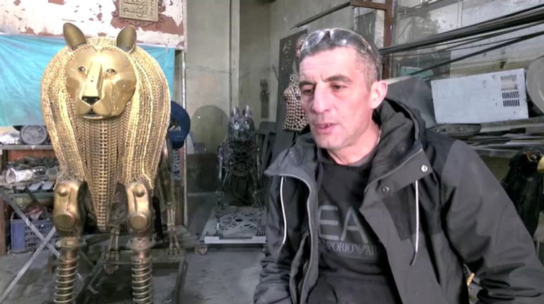 مجسمات من قطع غيار السيارات