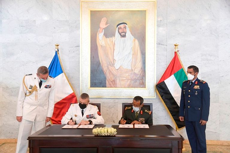 وزير الدولة لشؤون الدفاع الإماراتي ورئيس أركان القوات المسلحة الفرنسية