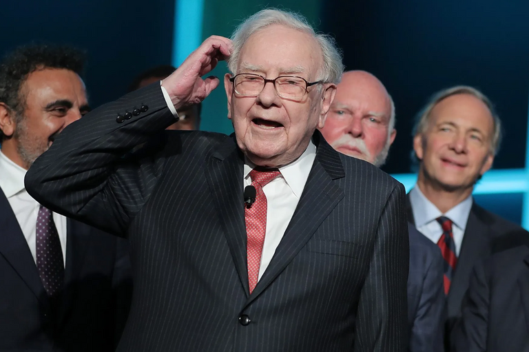 الملياردير وان بافيت الرئيس التنفيذي لشركة بيركشاير هاثاواي أبل تحرج وارن بافيت