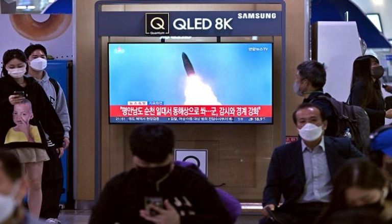 مواطنون في سول يشاهدون لقطات لتجربة صاروخ كوري شمالي 