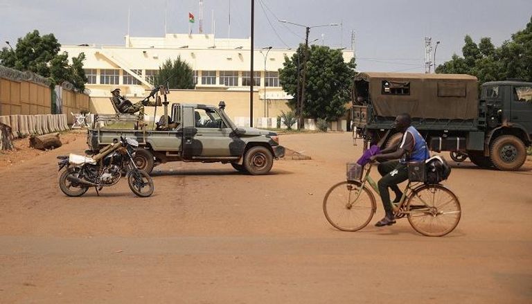 سيارات عسكرية في شوارع بوركينا فاسو  (أ.ف.ب)