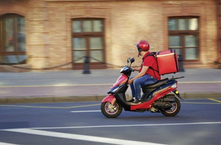 عامل دليفري خدمة التوصيل بواسطة الطائرات المسيّرة تتوسع