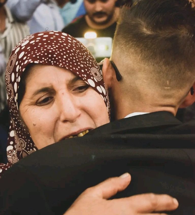 والدة سفيان تحتضنه في حفل زفافه