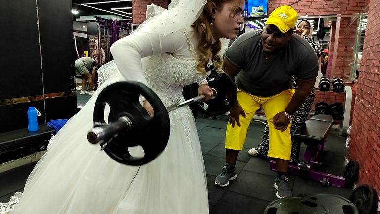 جانب من حفل زفاف توتا المصري في صالة "الجيم"