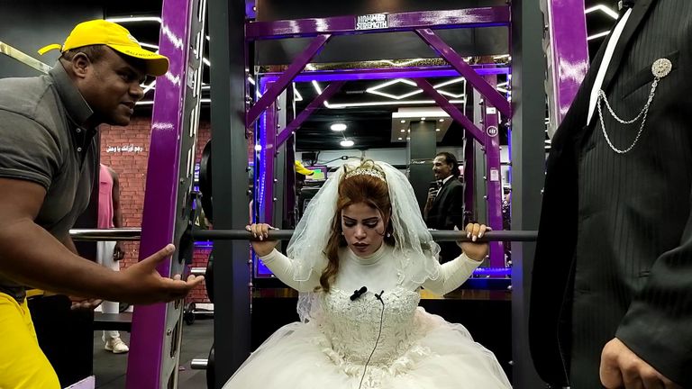 جانب من حفل زفاف توتا المصري في صالة "الجيم"