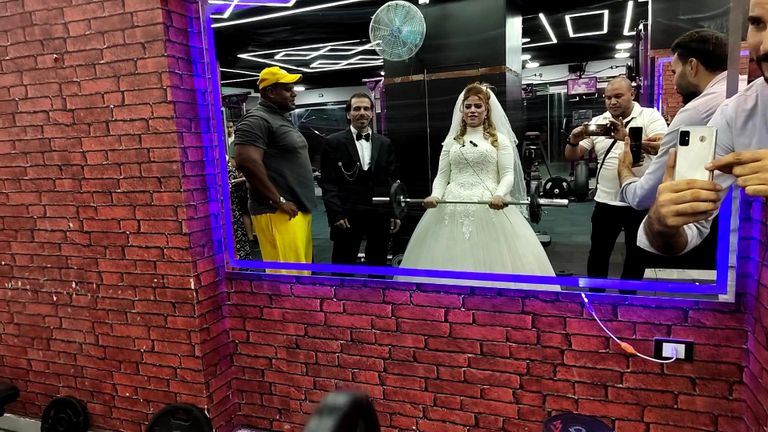 جانب من حفل زفاف توتا المصري في صالة "الجيم"