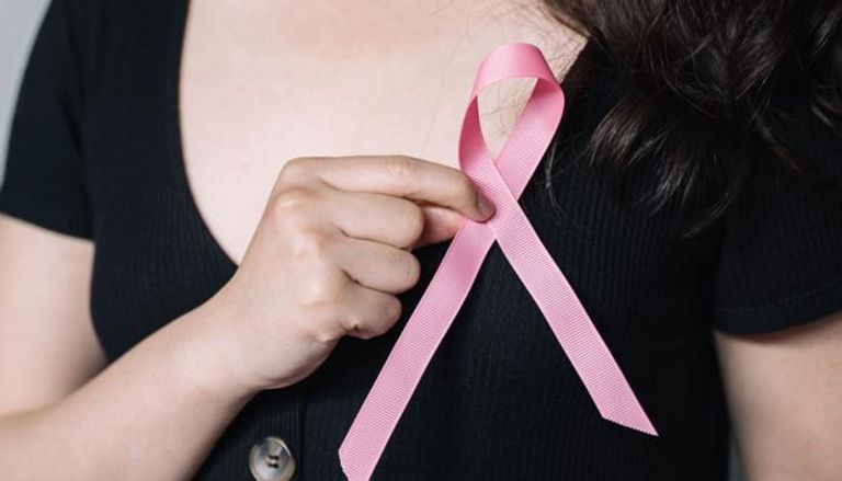 سيدة تضع شعار سرطان الثدي - أرشيفية