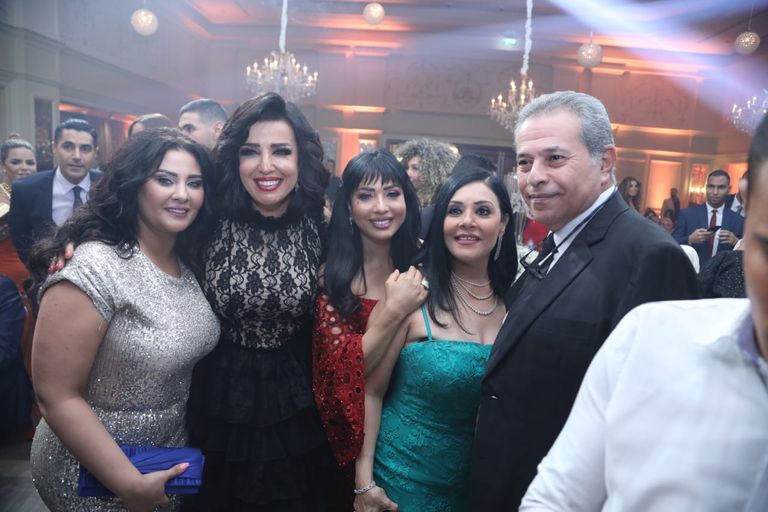 التفاف الحضور حول محمد منير في حفل زفاف سالي عبدالسلام