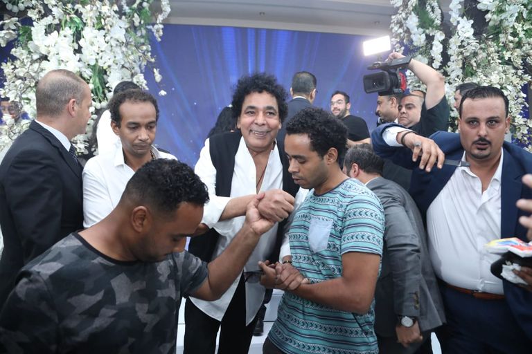 التفاف الحضور حول محمد منير في حفل زفاف سالي عبدالسلام