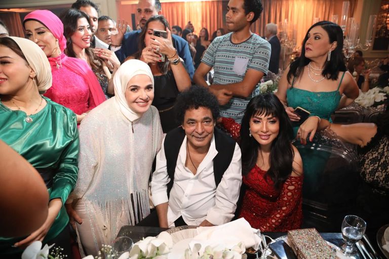 التفاف الحضور حول محمد منير في حفل زفاف سالي عبدالسلام