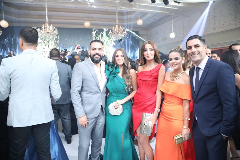 التفاف الحضور حول محمد منير في حفل زفاف سالي عبدالسلام