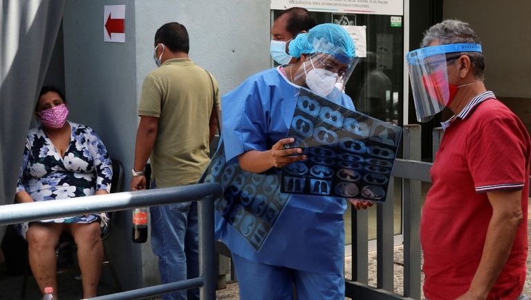 شخص محاط بفريق طبي في حالة خطرة - أرشيفية