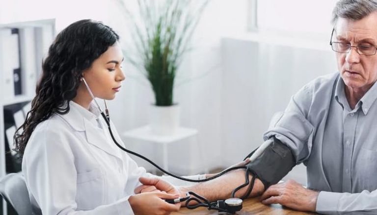 طبيبة تقيص ضغط الدم لمريض - أرشيفية