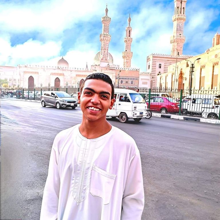 Öğrenci Ziad Al-Sharqawi Tarihi Kahire'de bir caminin önünde