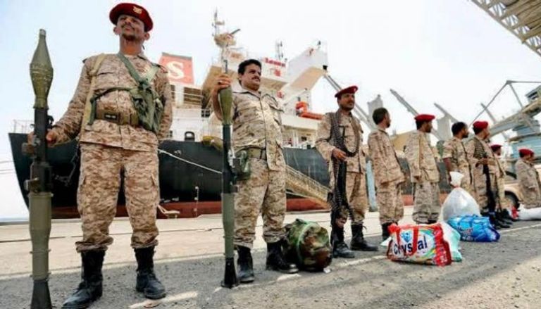 عناصر مسلحة للحوثيين في ميناء الحديدة - أرشيفية