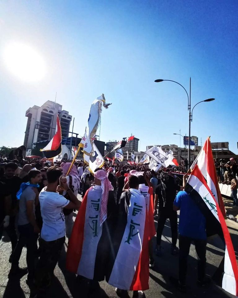 احتجاجات في العراق في ذكرى انتفاضة تشرين متظاهر يحاول عبور حائط صد عند جسر الجمهورية