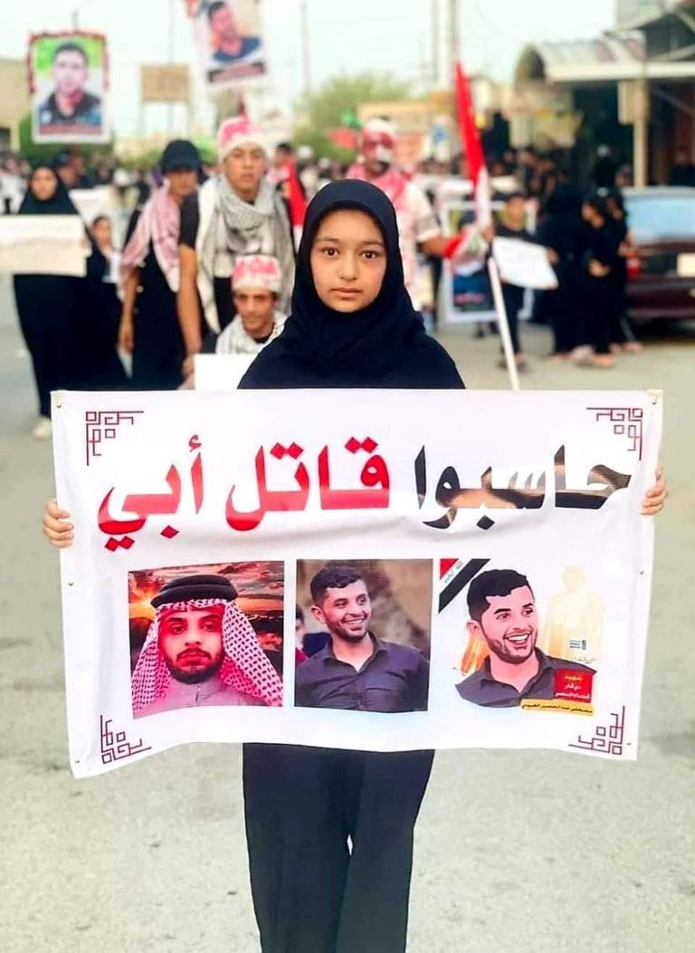 الطفلة العراقية صابرين حسن متظاهر يحاول عبور حائط صد عند جسر الجمهورية