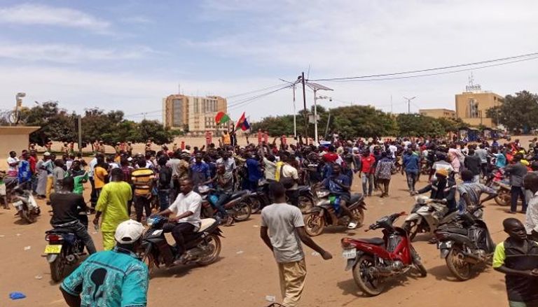جنود يغلقون الطريق لوقف تقدم المتظاهرين المناوئين لزعيم المجلس العسكري داميبا 