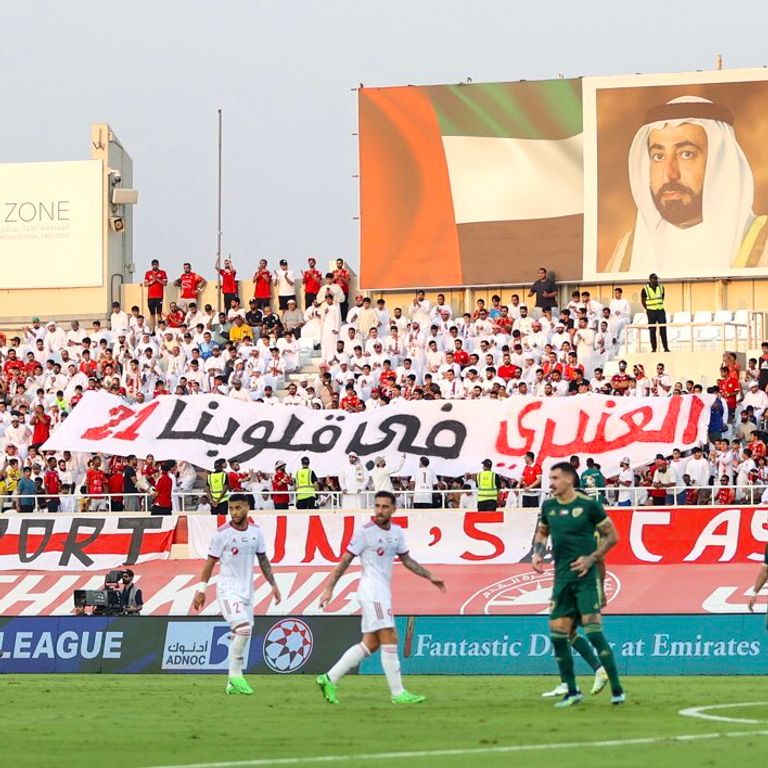 جماهير الشارقة تحيي عبد العزيز العنبري الشارقة متصدر جدول ترتيب الدوري الإماراتي
