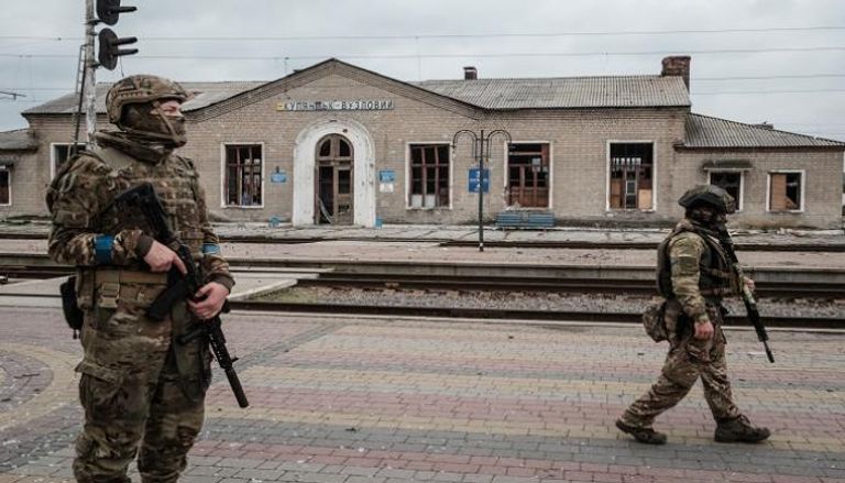 دورية للجنود الأوكرانيين في محطة للسكك الحديدية في خاركيف
