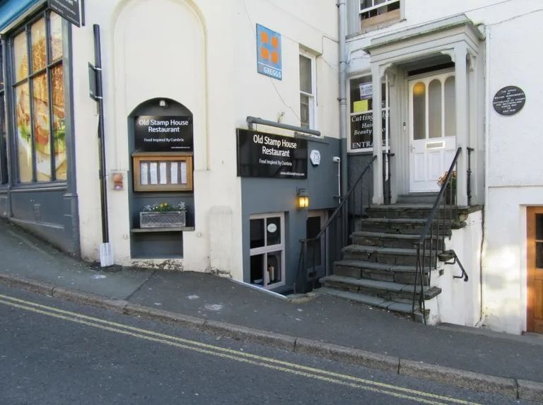 مطعم The Old Stamp House 