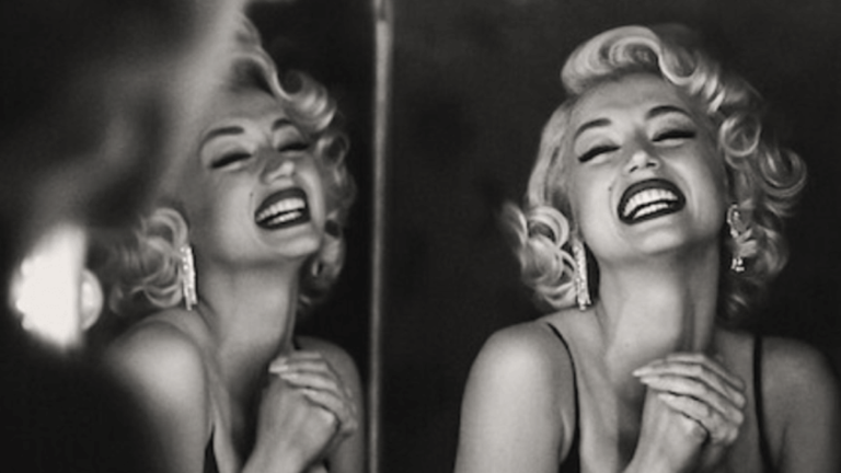 عارضة الأزياء إميلي راتاجكوفسكي (يمين)