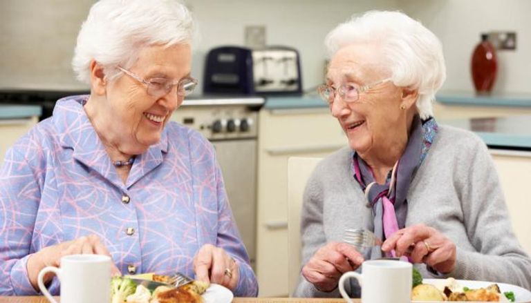 عجوزتان تتناولان الطعام - أرشيفية
