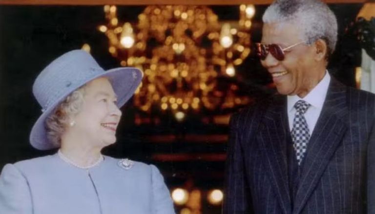 الراحلان الملكة إليزابيث والزعيم نيلسون مانديلا