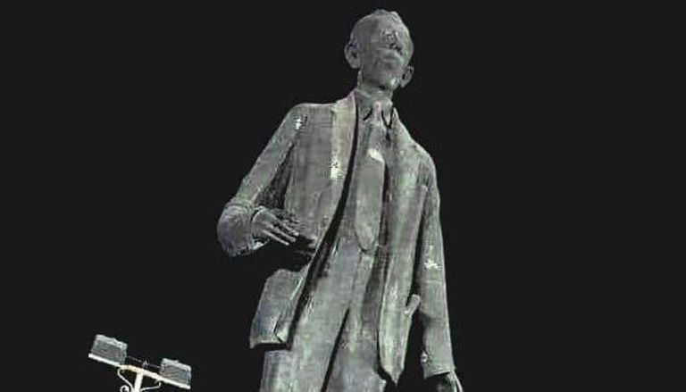 تمثال الشاعر بدر شاكر السياب في مدينة البصرة