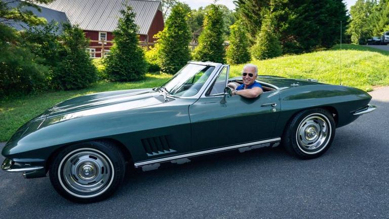 جو بايدن خلال حملته الانتخابية في 2020 مستمتعا بقيادة سيارته- أرشيفية