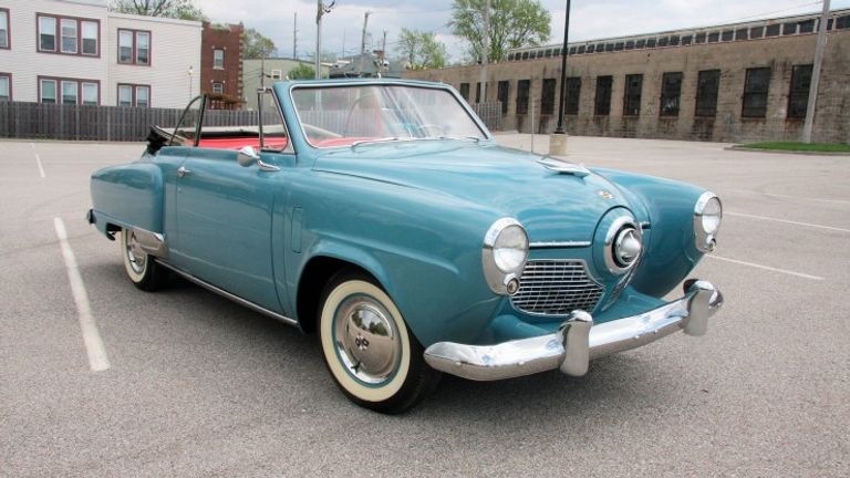 جو بايدن خلال حملته الانتخابية في 2020 مستمتعا بقيادة سيارته- أرشيفية