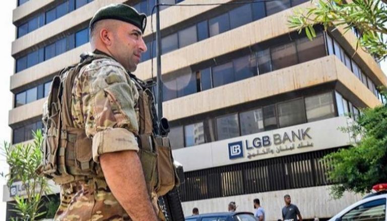مجند من الجيش اللبناني أمام أحد مصارف بيروت
