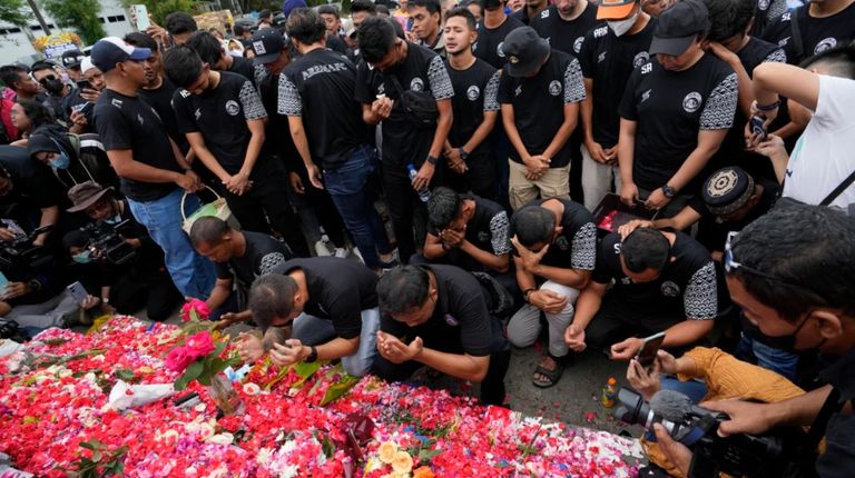 الشرطة الإندونيسية تطلق قنابل مسيلة للدموع على المشجعين