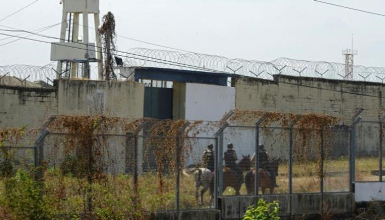 الشرطة أمام أحد السجون بالإكوادور