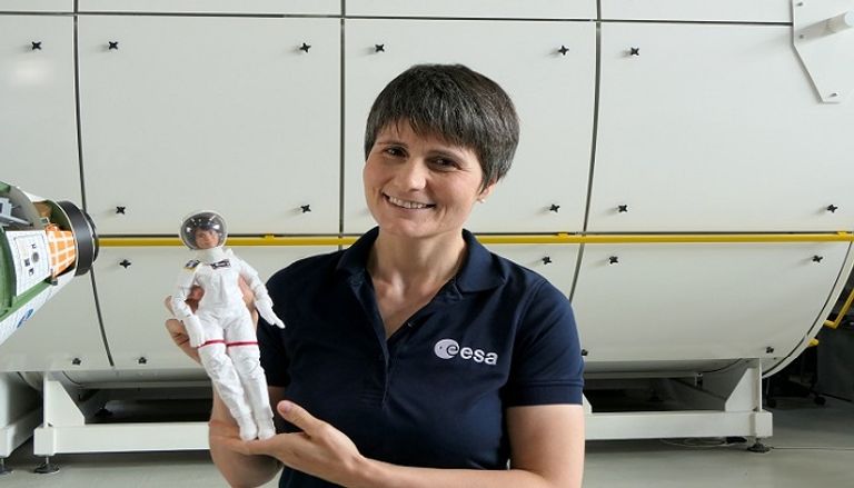 سامنتا كريستوفوريتي بصحبة دمية باربي