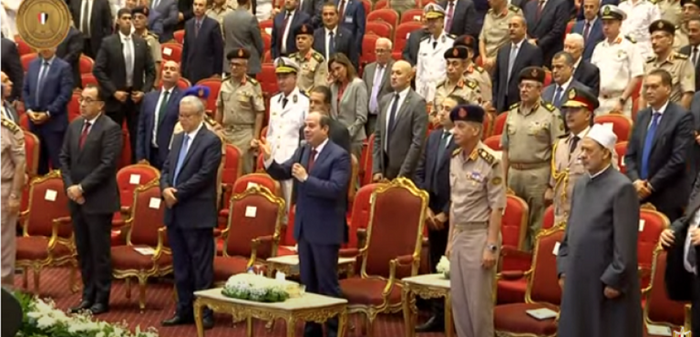 السيسي يؤدي التحية العسكرية لأبطال 139 صاعقة