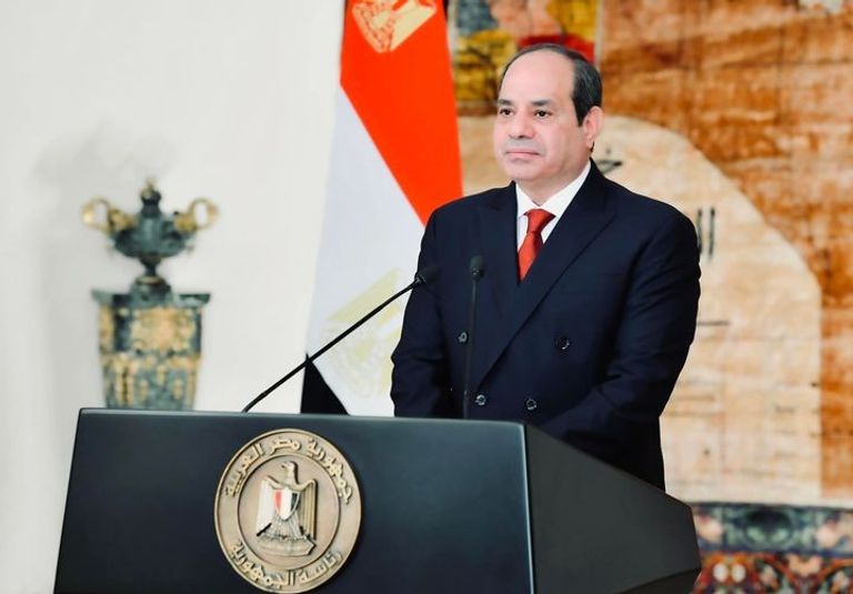 السيسي يؤدي التحية العسكرية لأبطال 139 صاعقة