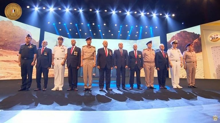 السيسي يؤدي التحية العسكرية لأبطال 139 صاعقة