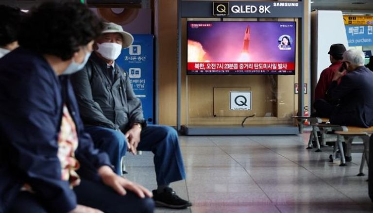 مواطنون بسول يشاهدون تقريرًا عن إطلاق صاروخ بالستي فوق اليابان-رويترز