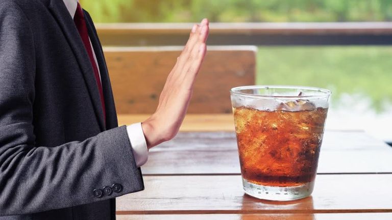 شخص يتناول أحد مشروبات الدايت - أرشيفية