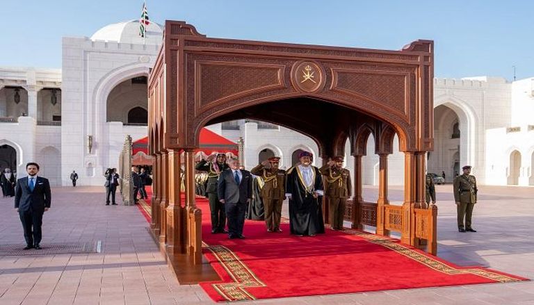 سلطان عمان يستقبل العاهل الأردني