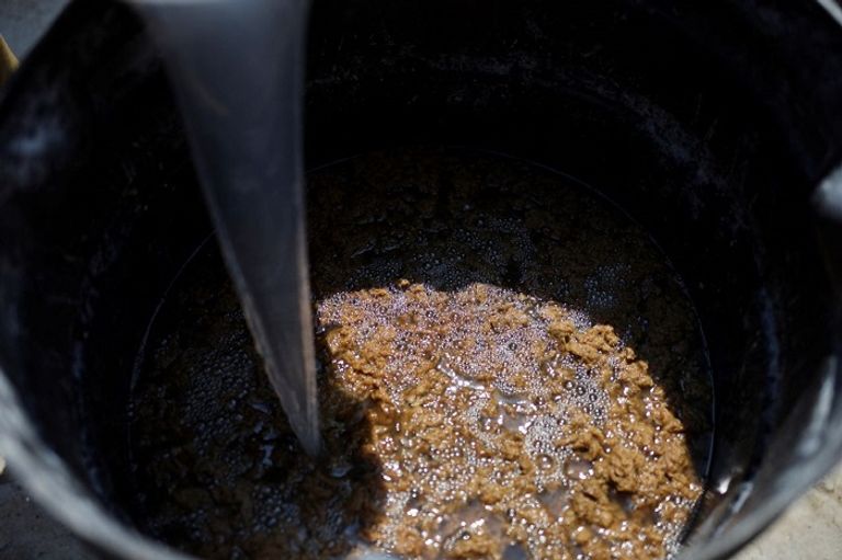 المصنع يحول أعقاب السجائر إلى حشو للدمى