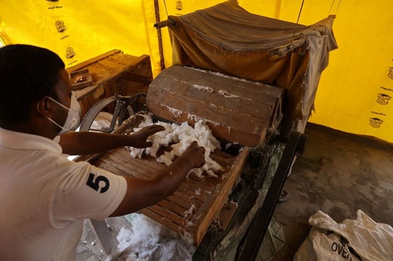 المصنع يحول أعقاب السجائر إلى حشو للدمى