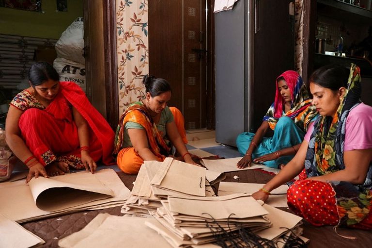 المصنع يحول أعقاب السجائر إلى حشو للدمى